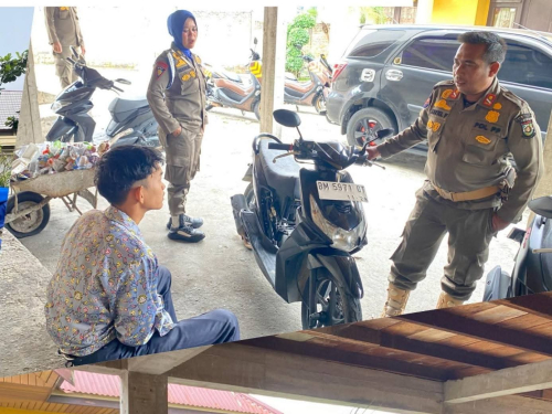 Satpol PP Kampar Amankan Pelajar Nongkrong Saat Jam Belajar di Jalan A. Rahman Saleh