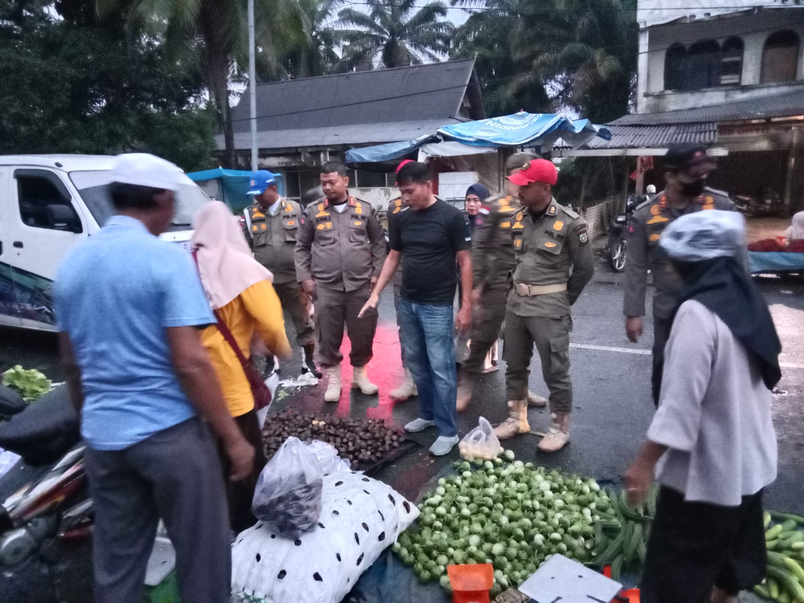 Disdagkop Kampar Tertibkan Pedagang Pasar Inpres Bangkinang, Ciptakan Rasa Aman dan Nyaman