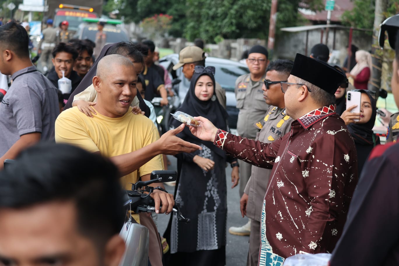 Satpol PP Kampar Turun ke Jalan, Bagikan 1.000 Takjil ke Warga