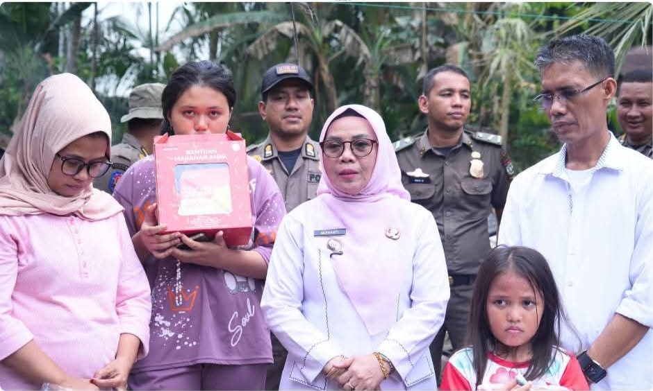 Wabup Kampar Misharti Tinjau Korban Kebakaran di Siak Hulu, Serahkan Bantuan Darurat